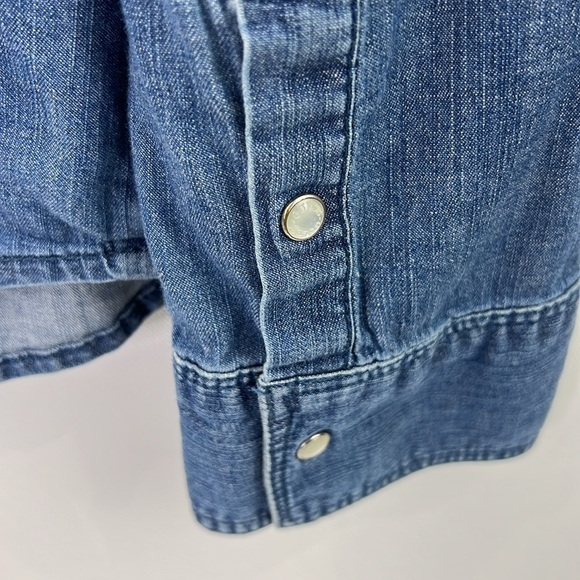 Guess two-tone Denim Chambray Pearl Snap  Blouse - Picture 5 of 12